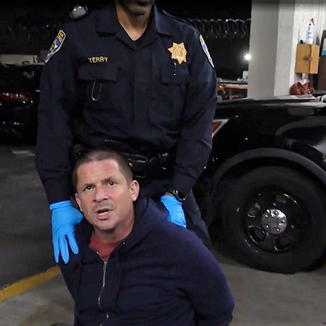 Bărbat încătușat după ce refuză să coopereze cu poliția în California