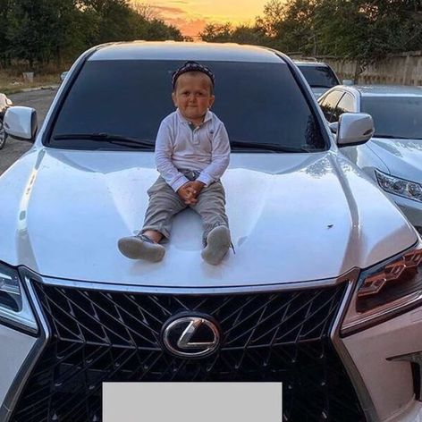 Hasbulla Magomedov stă pe capota mașinii sale, Lexus