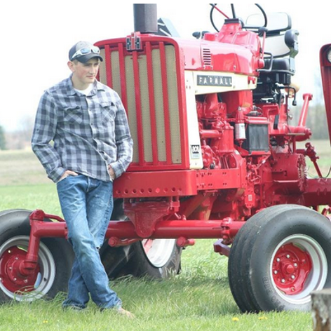 Sursa foto: https://pixabay.com/ro/photos/tractor-agricultor-%C5%A3ar%C4%83-b%C4%83iat-340392/