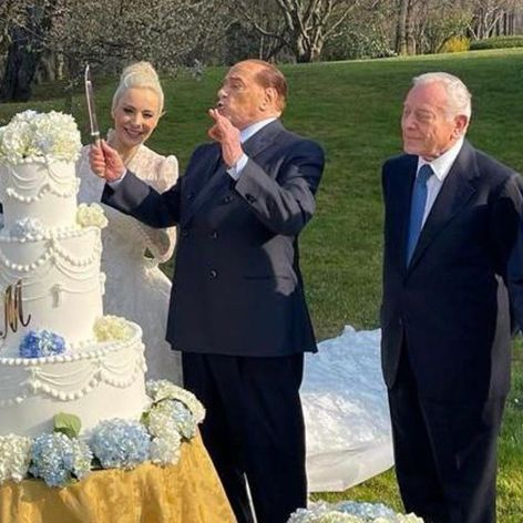 Silvio Berlusconi taie tortul la nunta cu iubita lui Marta Fascina. Evenimentul a avut loc la Villa Gernetto din comuna Lesmo