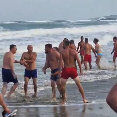 bataie la mare, intre salvamari si turisti, la Eforie Nord