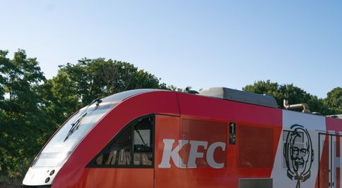 Un mare brad de fast-food deschide primul său restaurant sezonier din România, în cadrul Nibiru. Trenul personalizat, care va circula pe ruta București – Costinești, marchează începutul experienței chiar cu drumul spre mare