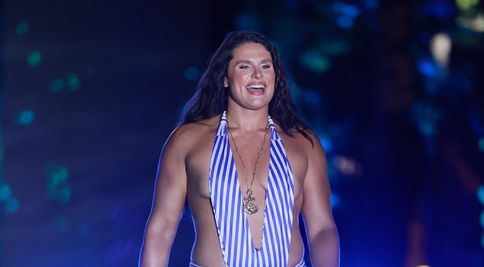Nici medalia olimpică nu a salvat-o de critici! Costumul de baie care a declanșat măcelul din comentarii: fosta sportivă, pusă la zid după apariția de la Swim Week