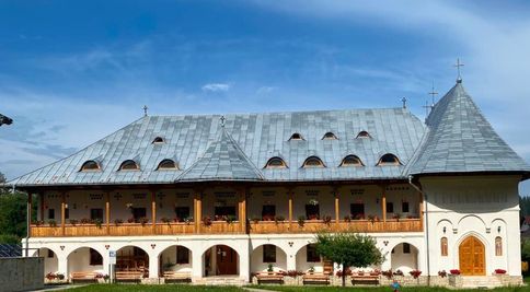 Cât costă o noapte de cazare la Mănăstirea Putna. Ce a povestit o turistă care a decis să parcurgă Via Transilvanica
