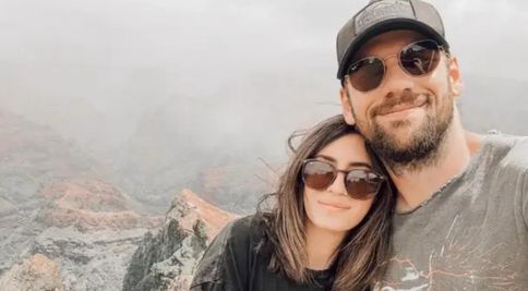 Caleb Shomo și soția sa divorțează după aproape 14 ani de căsnicie. Artistul a recunoscut că este gay: „Sunt mândru!”