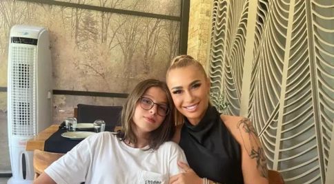 Fiul Anamariei Prodan a absolvit liceul. Cum arată acum Bebeto, la 17 ani. Este extrem de înalt și a renunțat la părul lung. Laurențiu Reghecampf a lipsit de la festivitate: „Are timp să se uite la bătrânețe și să se căiască pentru că a părăsit un asemenea copil minunat”