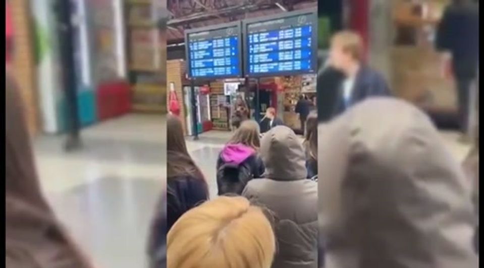 Moment impresionant! Tom Odell a cântat pentru refugiații ucraineni, în Gara de Nord Moment impresionant! Tom Odell a cântat pentru refugiații ucraineni, în Gara de Nord