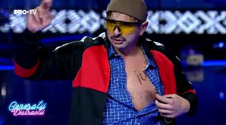 Ruby îl dezbracă pe Alex Bogdan pentru un autograf