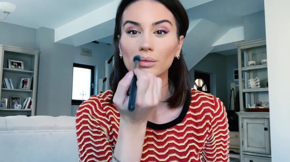 Chiar dacă #StaiAcasă, e important să te simți frumoasă. Sfaturi de make-up cu Geanina Ilieș