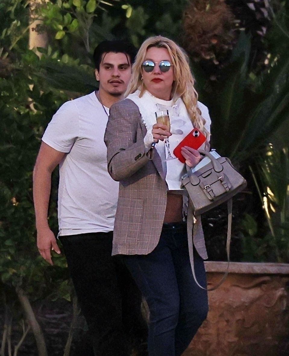 britney spears cu un pahar de sampanie