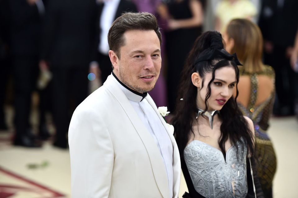 Elon Musk și cântăreața Claire Boucher (Griemes) zâmbesc la un eveniment monden din SUA