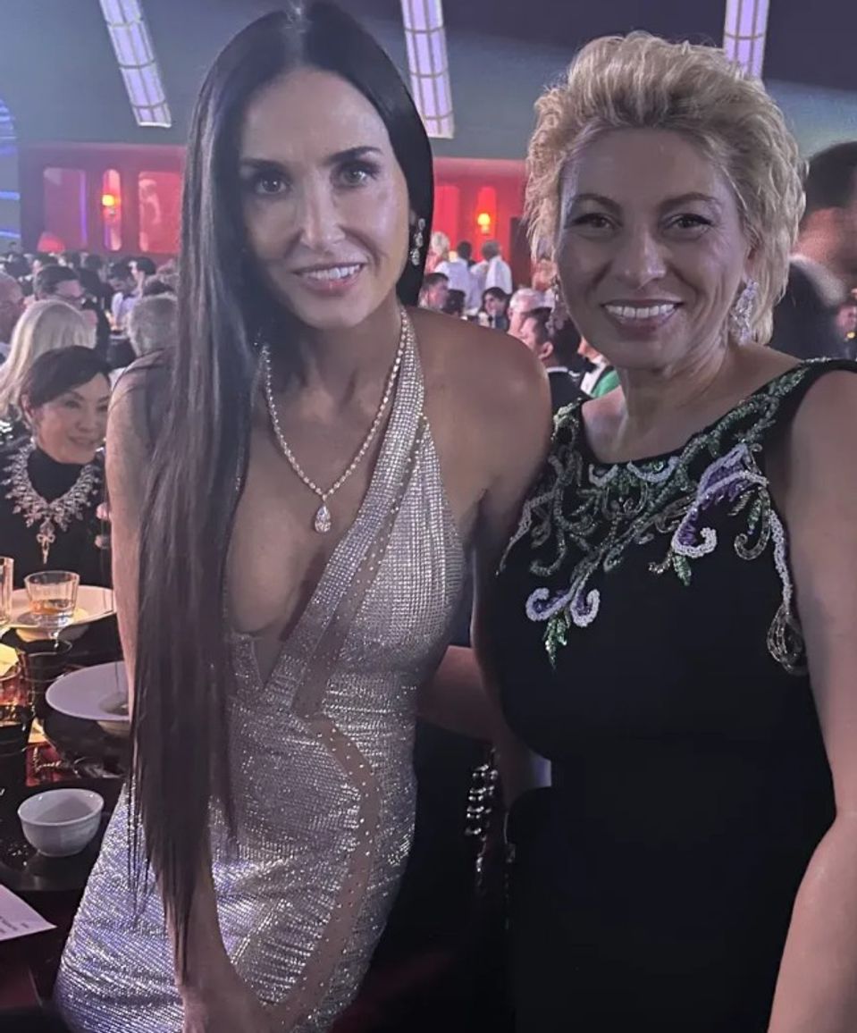 Angela Pearl pozează cu celebrități