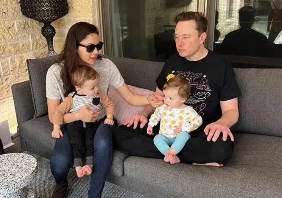 Shivon Zilis și Elon Musk, pe canapea împreună cu gemenii lor, Strider și Azure