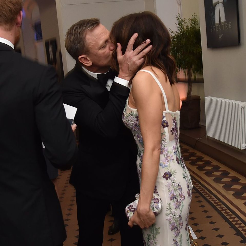 Daniel Craig o sărută pe soția sa, actrița Rachel Weisz, 2015 
