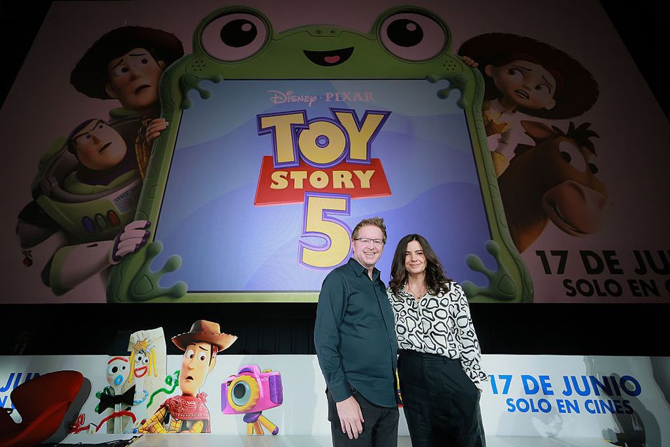 Regizorul Andrew Stanton și producătoarea Lindsey Collins