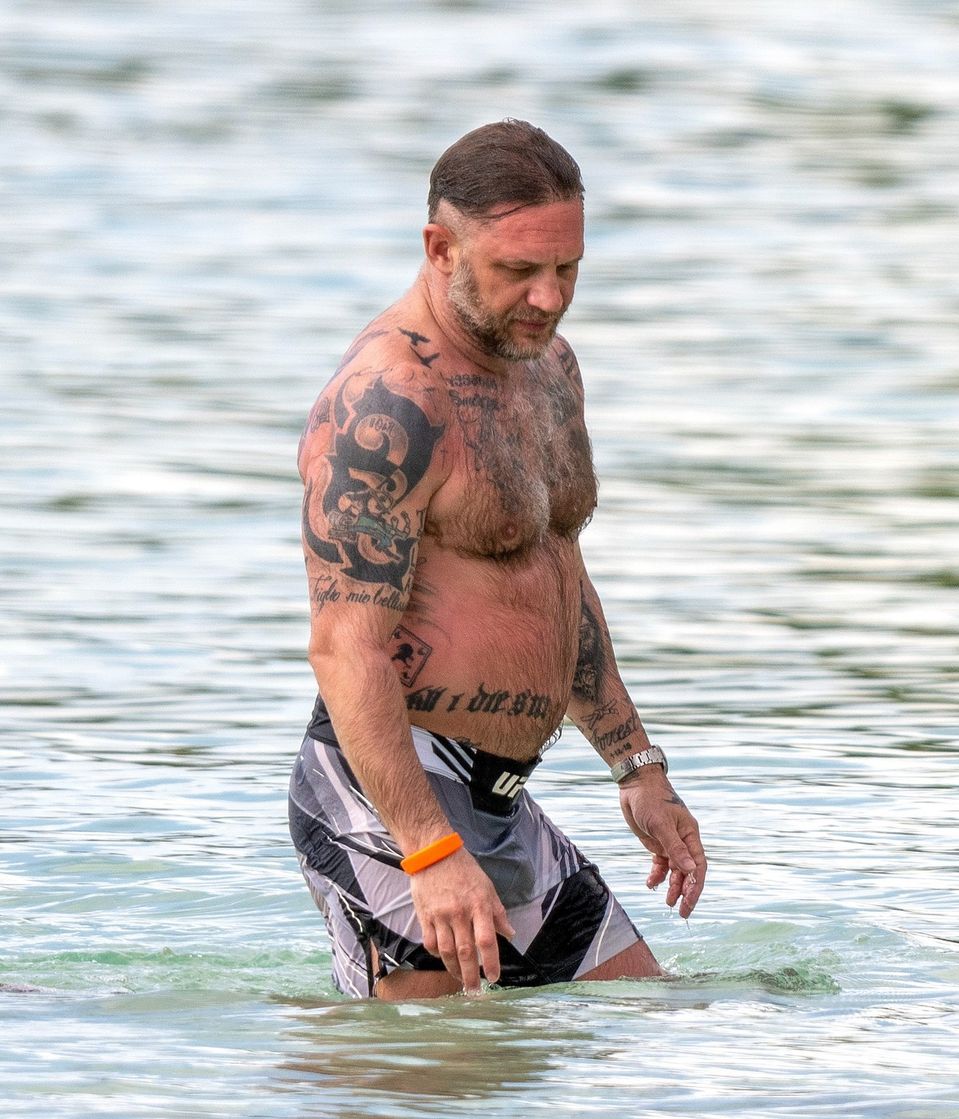 Tom Hardy, la plajă în Barbados, 2026