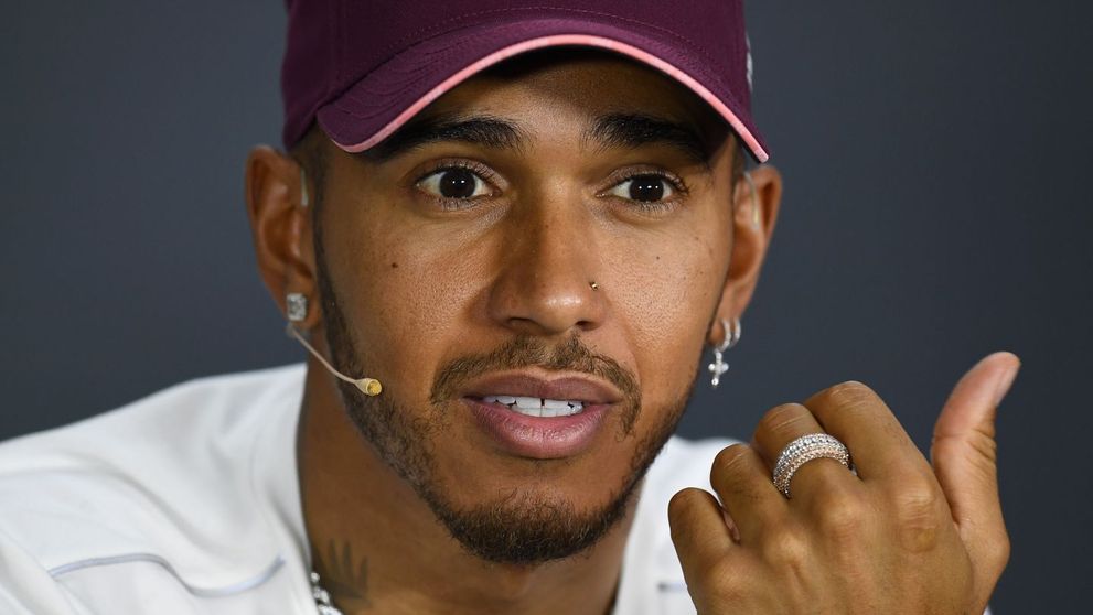 Noua iubită a lui Lewis Hamilton, o cântăreață controversată. Ipostaza indecentă în care a fost surprins cuplul