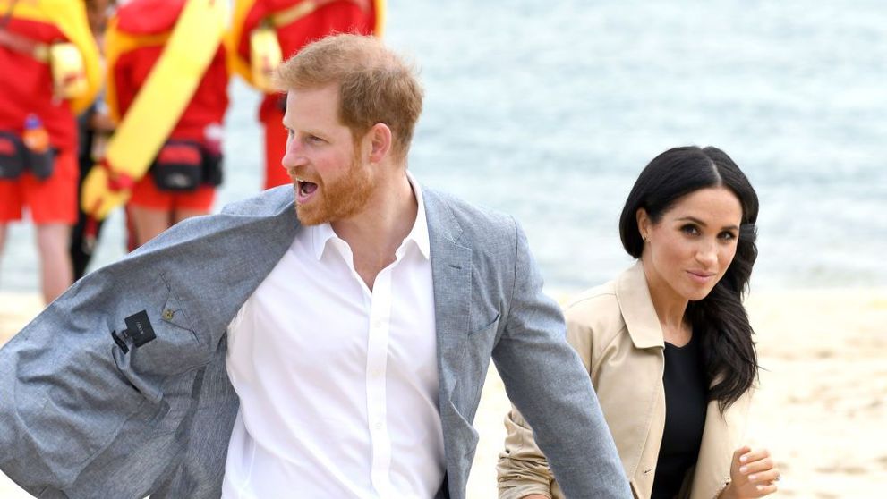 Meghan Markle şi Prinţul Harry, în haine Maori făcute din pene! Se spune că veşmântul ducesei îi protejează sarcina