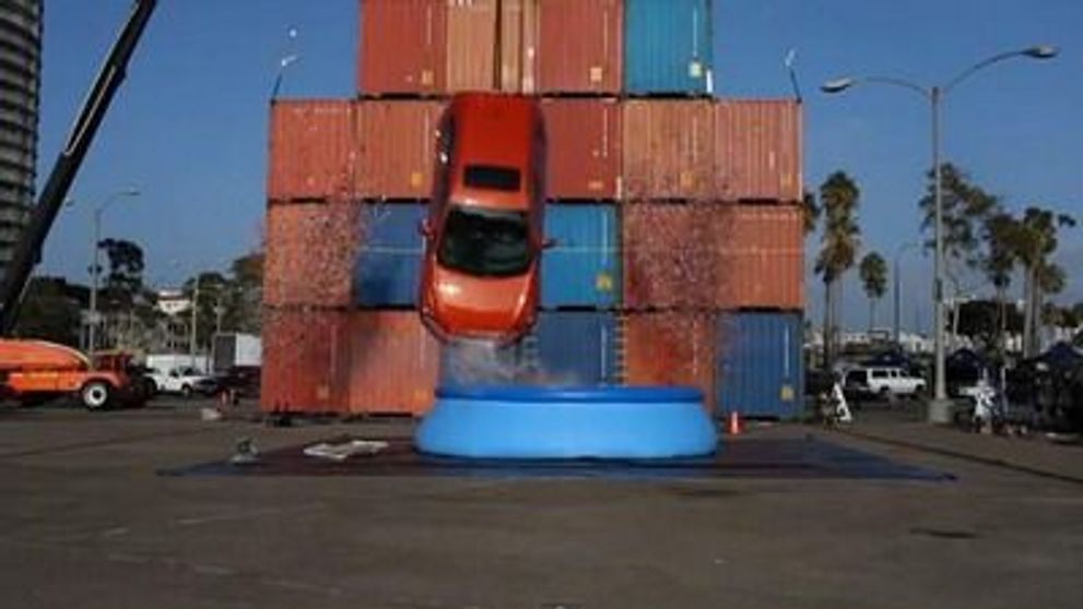 ASA se face bungee jumping cu o masina!<span style=