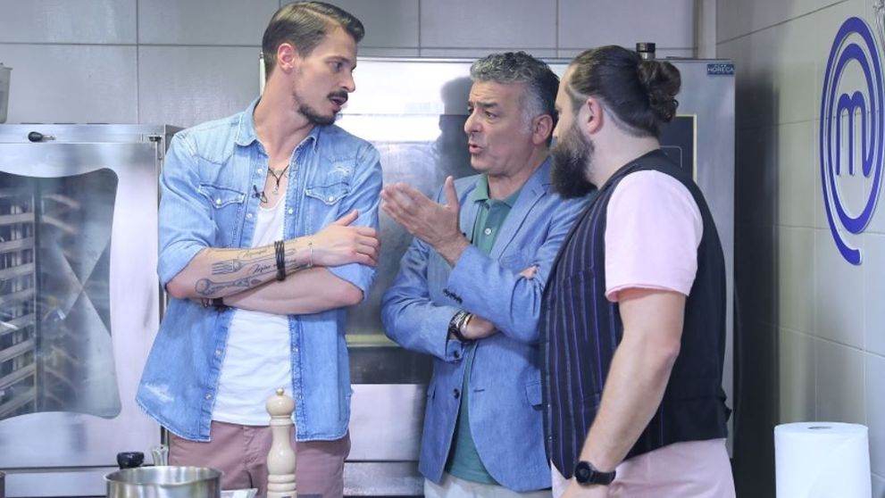 Concurenții MasterChef sunt puși în dificultate de clienții unui hotel de lux. Unul dintre ei clachează și pleacă acasă