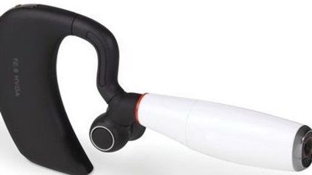Camera-spion camuflata in handsfree Bluetooth