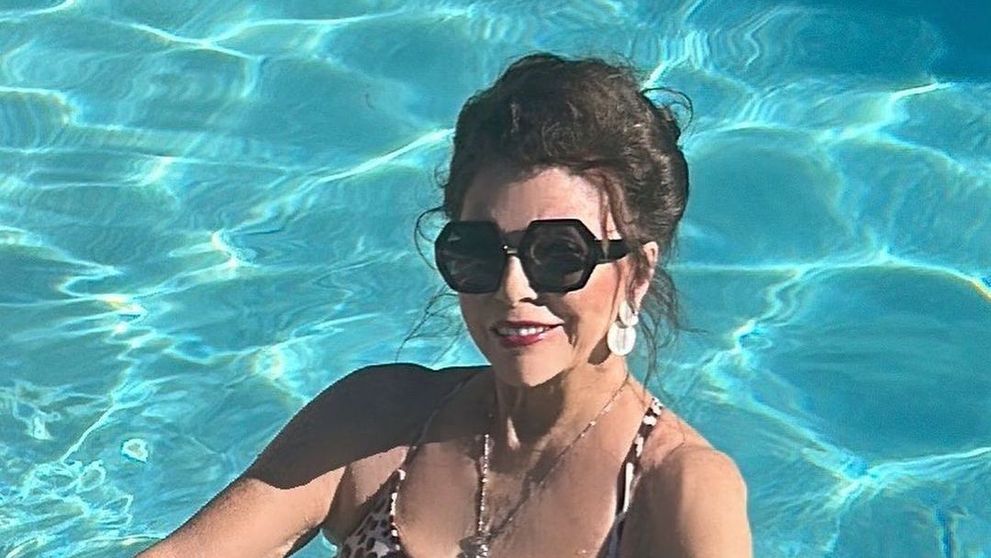 La 89 de ani, Joan Collins are curajul să se lase fotografiată în costum de baie