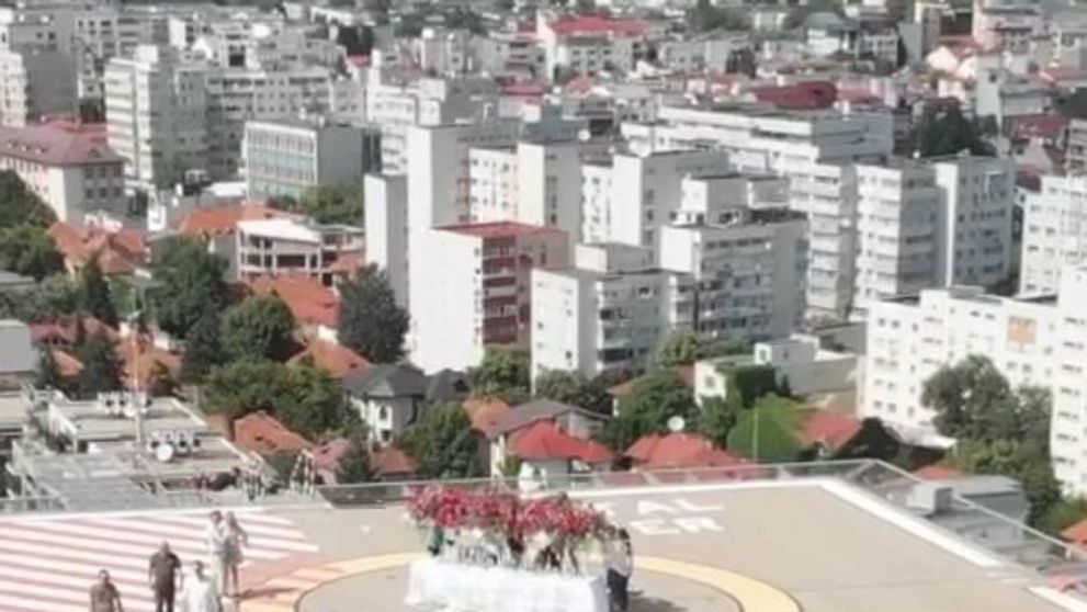 Nicu Bocancea, decor la înălțime, pe heliportul unei clădiri din București
