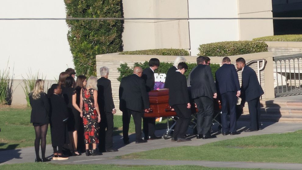 FOTO Detaliul sfâșietor de la înmormântarea lui Matthew Perry. Ce au făcut foștii lui colegi de serial