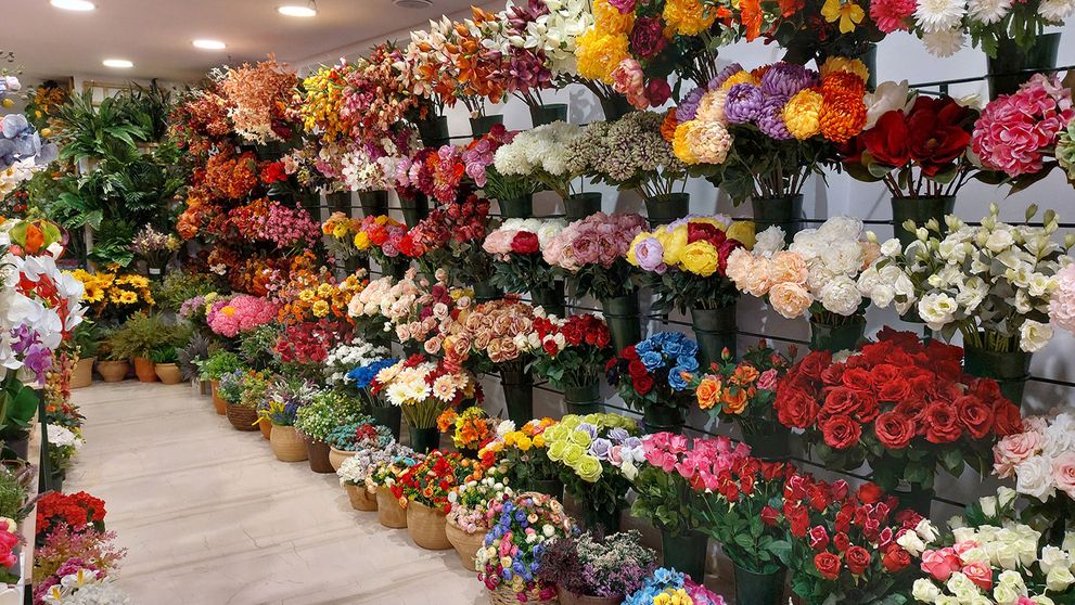 (P) Cum creezi o vază frumoasă cu flori artificiale?