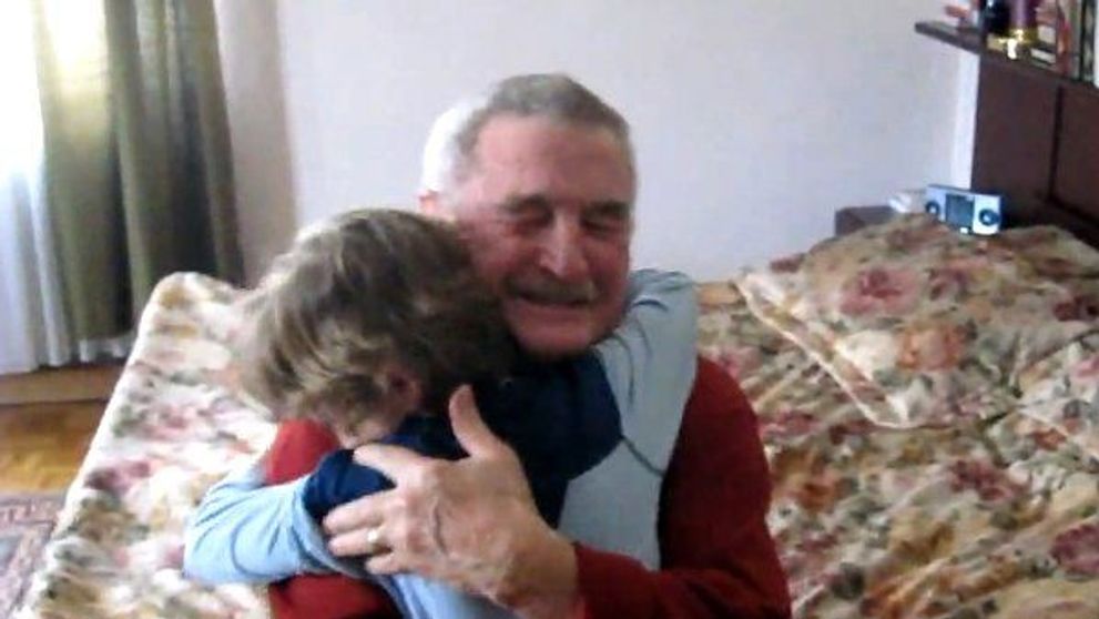 Cea mai frumoasa surpriza pe care un nepot i-o poate face bunicului. Un clip de sute de mii de afisari, care iti merge direct la suflet: VIDEO
