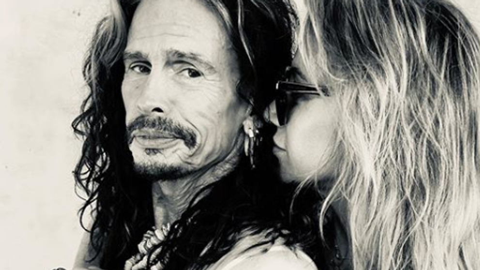 Steven Tyler, sărut pătimaș cu iubita cu 40 de ani mai tânără. Cum au fost surprinși
