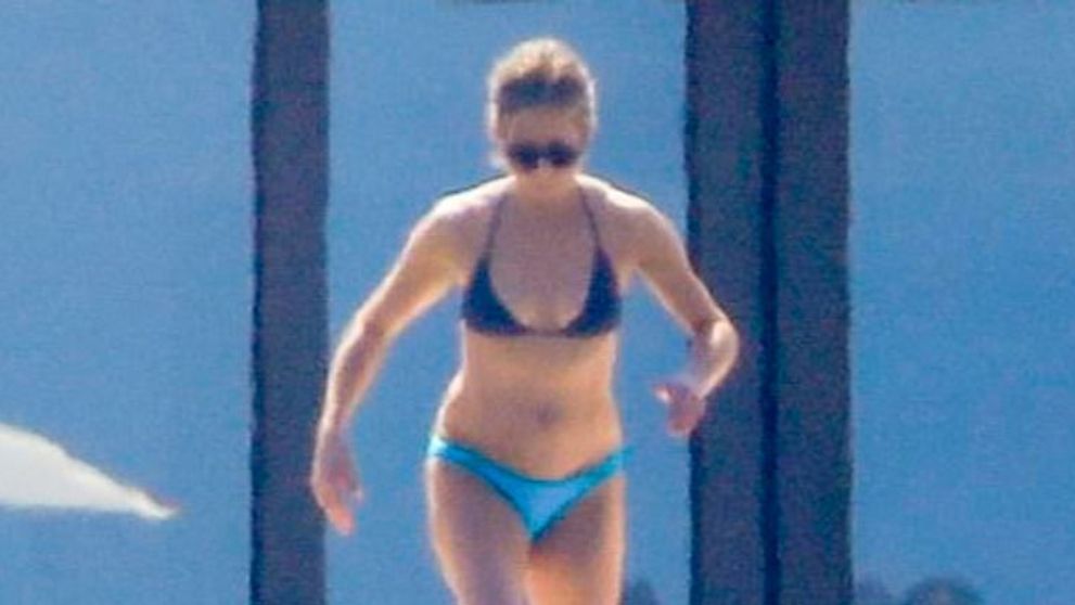 Cum arată Jennifer Aniston în costum de baie la 50 de ani. Actrița a fost fotografiată în ipostaze sexy
