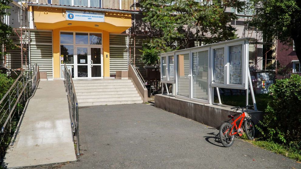 Scandal la o școală din Sibiu, după ce un elev de clasa a V-a a fost hărțuit de trei colegi din clasa a VII-a. „L-au amenințat că îl bagă cu capul în toaletă”