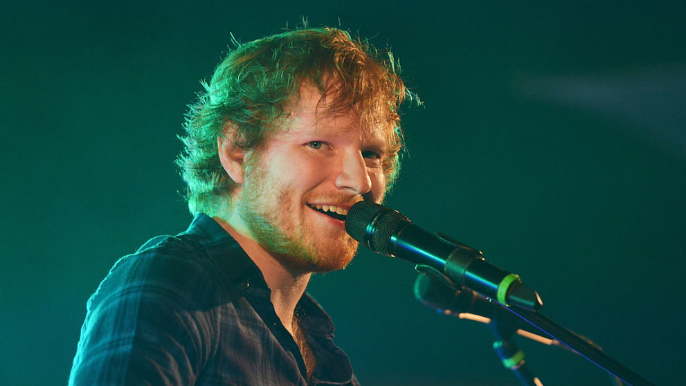 Ce aroganță! Ed Sheeran are o statuie de 5 metri într-un parc din Moscova!