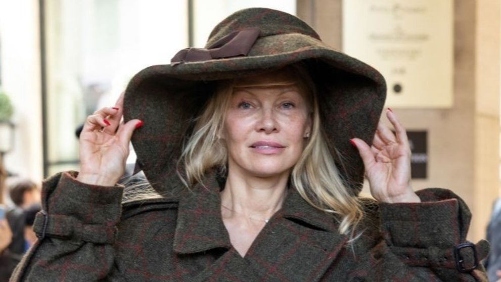 Pamela Anderson promovează naturalețea. A reușit să iasă în evidență într-o ținută oversize și cu părul răvășit