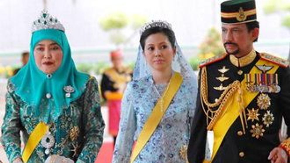 Sultanul Bruneiului a divortat de cea de-a treia sotie, dar este inca insurat cu prima!