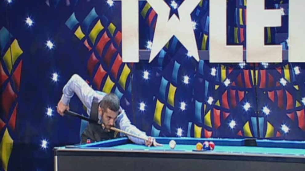 E bun de tot. Gabi Visoiu, maestru in biliard artistic, a bagat 14 bile dintr-o lovitura. Trebuie sa vezi ca sa crezi: VIDEO