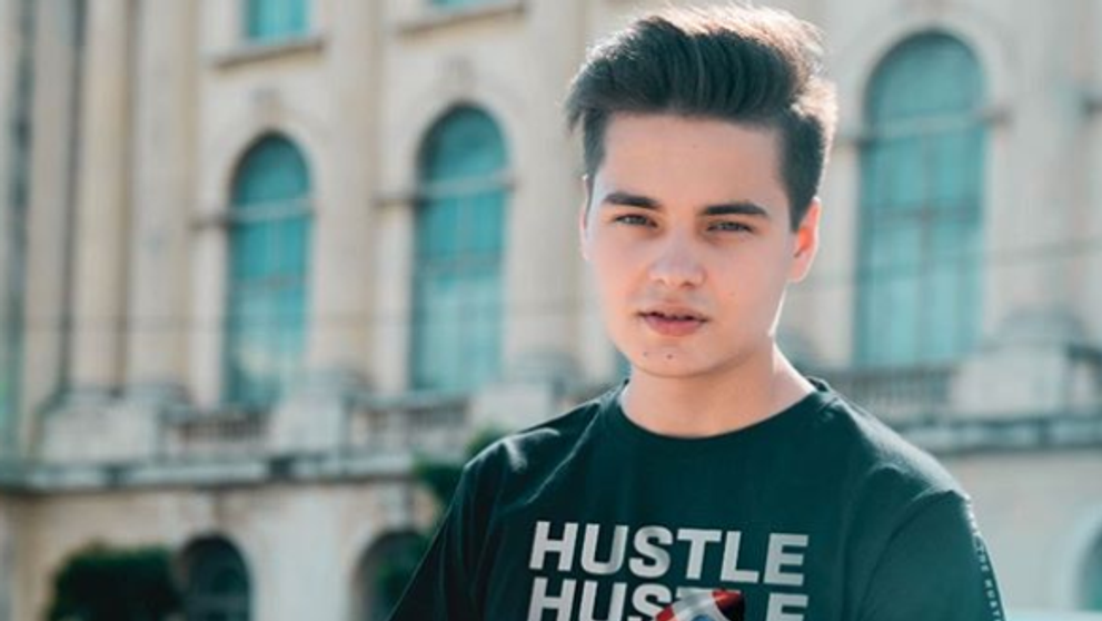 Selly și-a cumpărat un bolid lux, cu peste 350 de cai putere. Cum arată mașina și cât a plătit vloggerul pe ea