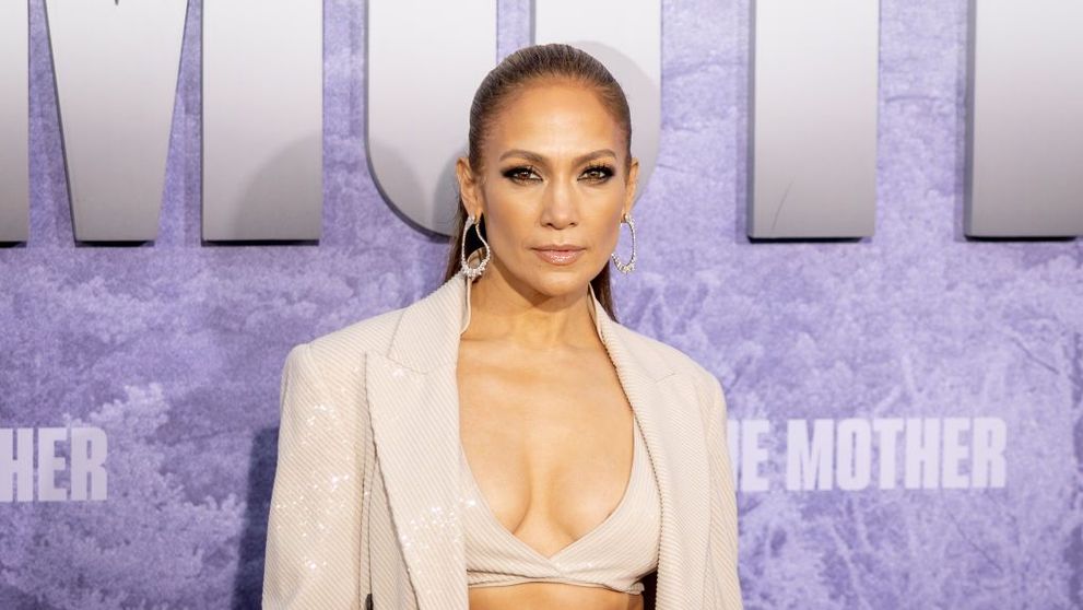 Jennifer Lopez a renunțat la colanți și a ieșit pe stradă ca o adevărată divă. Cum arată într-o ținută de mii de dolari