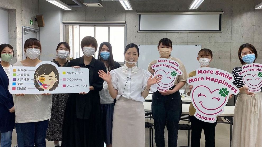 În Japonia, oamenii învață să zâmbească din nou, după ce au purtat prea mult măști de protecție sanitară