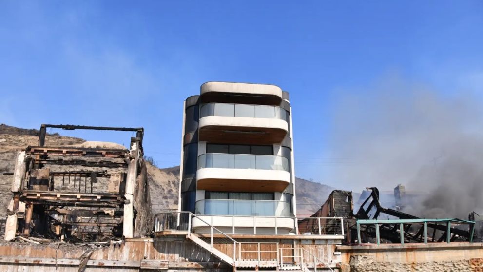Miracol în Malibu! O vilă de 9 milioane de dolari, neatinsă de flăcări într-o mare de cenușă și ruine. Cum își explică proprietarul, un mogul ieșit la pensie, faptul că locuința sa a rămas intactă