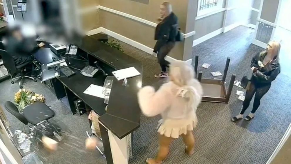 Două tinere de 19 ani, interzise în toate barurile, cluburile și hotelurile din Marea Britanie! Ce au putut să facă