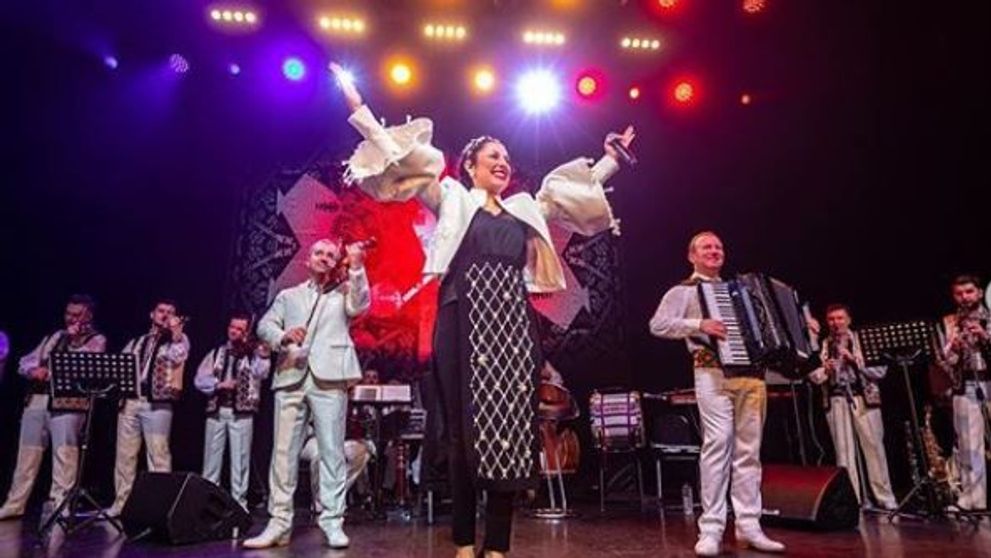 VIDEO Andra a cucerit Bacăul cu două concerte spectaculoase