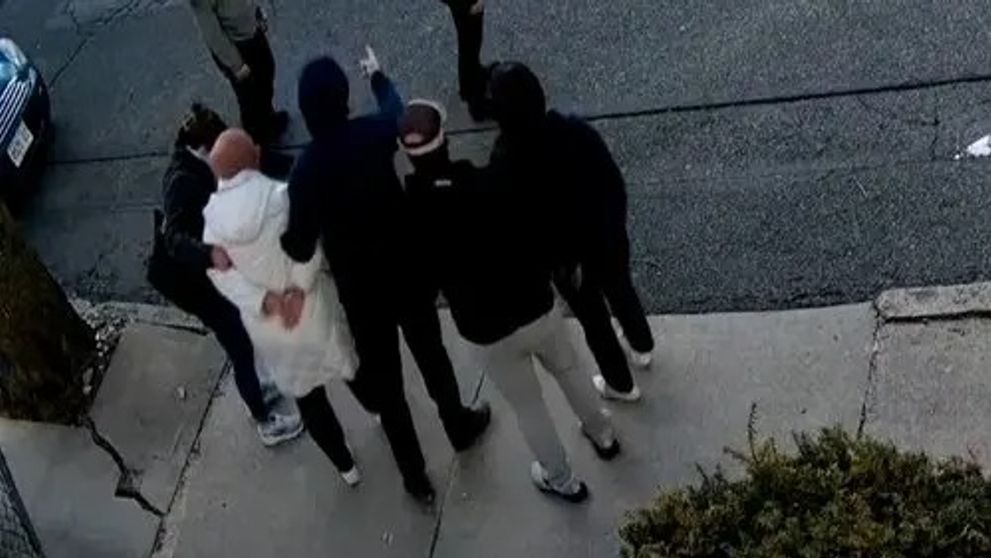 Momentul în care o studentă de origine turcă a fost săltată de mascați în America. Nimeni nu știe unde este tânăra, iar imaginile surprinse pe camerele de luat vederi sunt șocante: „Arăta ca o răpire”