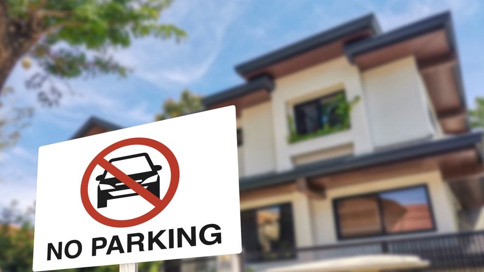 Ce a putut găsi un șofer din Cluj care a îndrăznit să își parcheze mașina în fața unei vile de 600.000 de euro