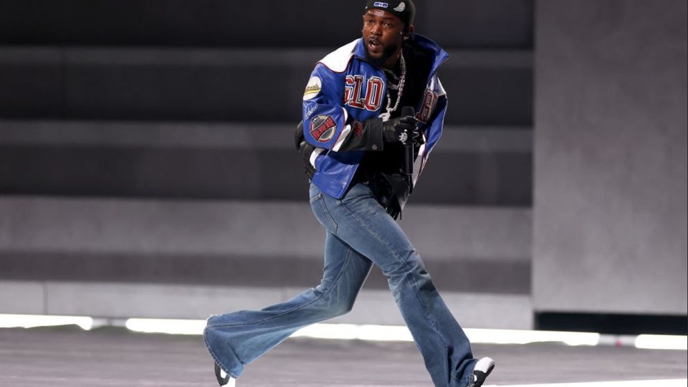 A provocat isterie și a divizat reacțiile internauților! Cât costă blugii purtați de Kendrick Lamar la show-ul de la Super Bowl 2025 și mesajul din spatele ținutei: „E singurul lucru care mi-a atras atenția!”