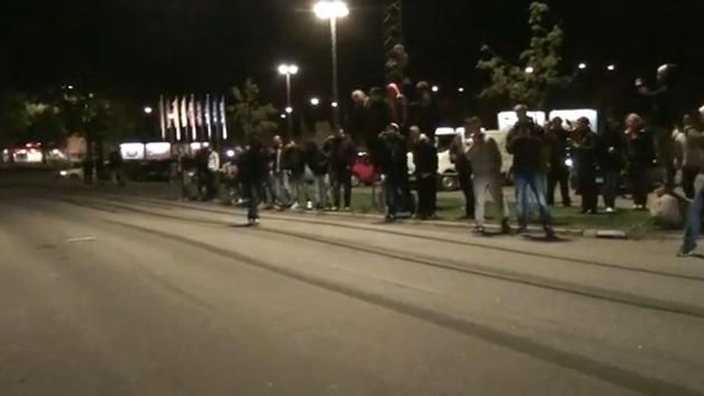 Pe cat de COOL, pe atat de periculos! Uite cum sare peste un Lamborghini in miscare: