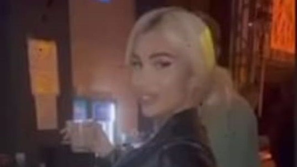 Bia Khalifa, show incendiar la 24 de ore după ce a fost încătușată pe aeroport! Cum a fost filmată