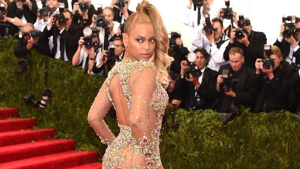 Si-a facut o rochie identica cu cea a lui Beyonce, iar internautii au devenit obsedati de ea. Cum arata creatia 
