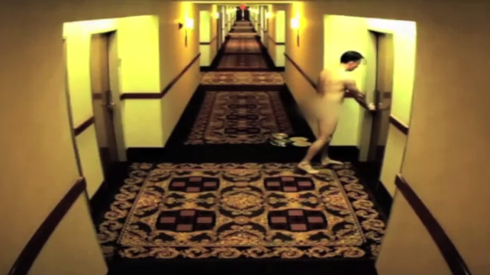 Nu, nu este o farsa! A umblat dezbracat prin tot hotelul, in fata a zeci de oameni ca sa poata intra in camera: VIDEO